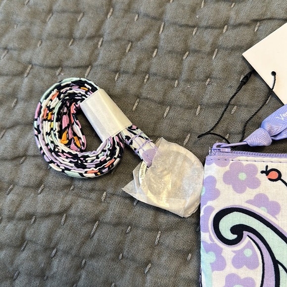 🌸 Vera Bradley Zip ID & Lanyard NEW! - Picture 2 of 5